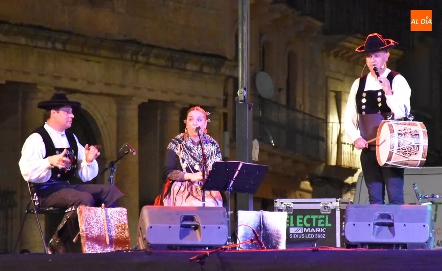 Foto 4 - Las ancestrales m&uacute;sicas charra y gitana &lsquo;casan&rsquo; en una Plaza Mayor con gran ambiente