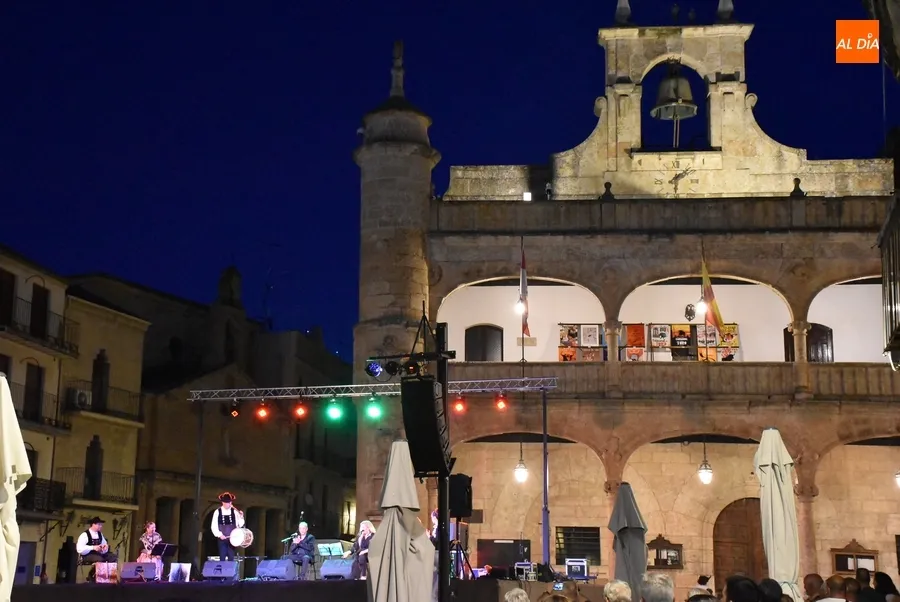 Foto 5 - Las ancestrales m&uacute;sicas charra y gitana &lsquo;casan&rsquo; en una Plaza Mayor con gran ambiente