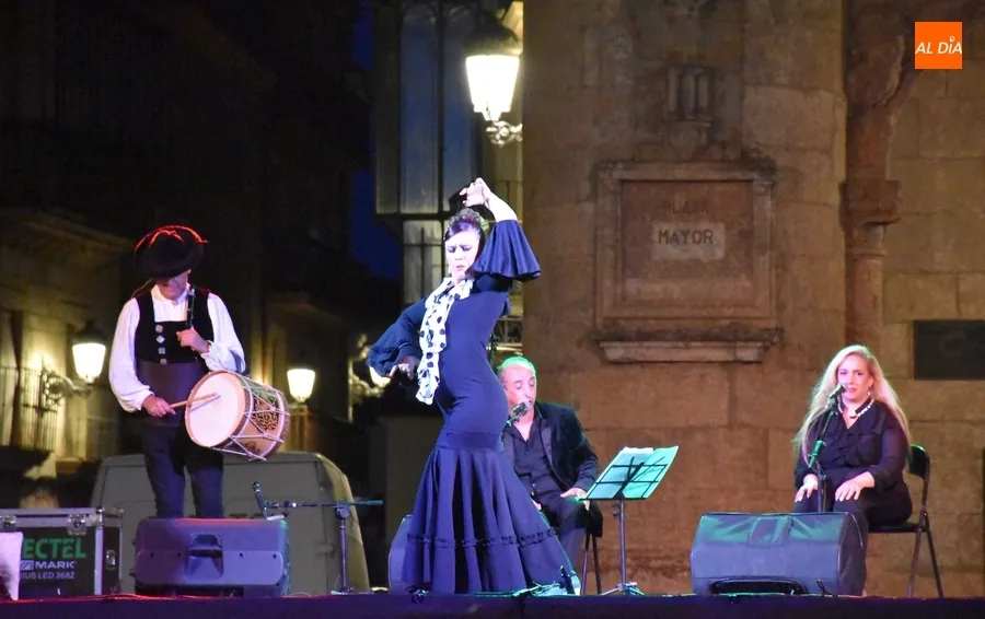 Foto 6 - Las ancestrales m&uacute;sicas charra y gitana &lsquo;casan&rsquo; en una Plaza Mayor con gran ambiente