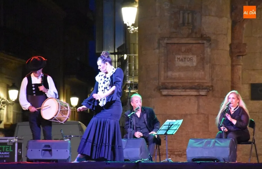 Foto 7 - Las ancestrales m&uacute;sicas charra y gitana &lsquo;casan&rsquo; en una Plaza Mayor con gran ambiente