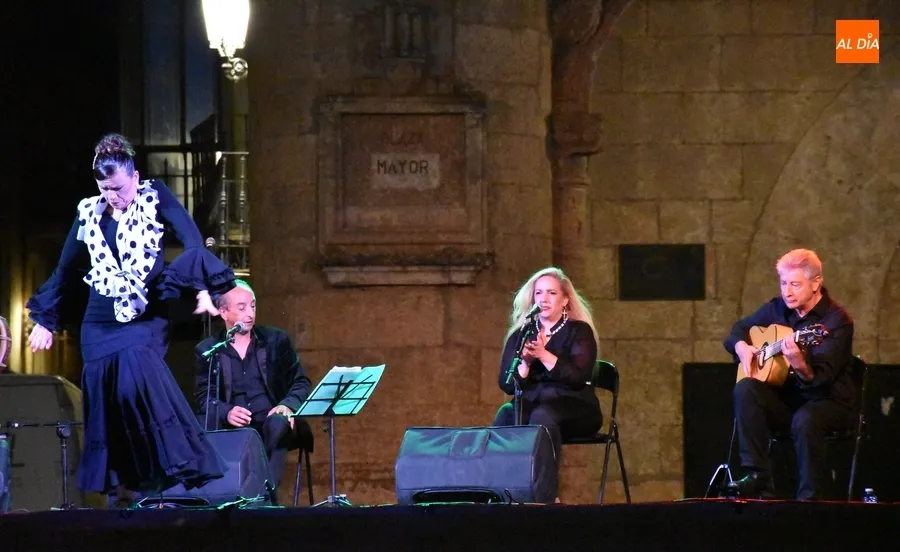 Foto 9 - Las ancestrales m&uacute;sicas charra y gitana &lsquo;casan&rsquo; en una Plaza Mayor con gran ambiente