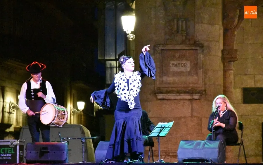 Foto 10 - Las ancestrales m&uacute;sicas charra y gitana &lsquo;casan&rsquo; en una Plaza Mayor con gran ambiente