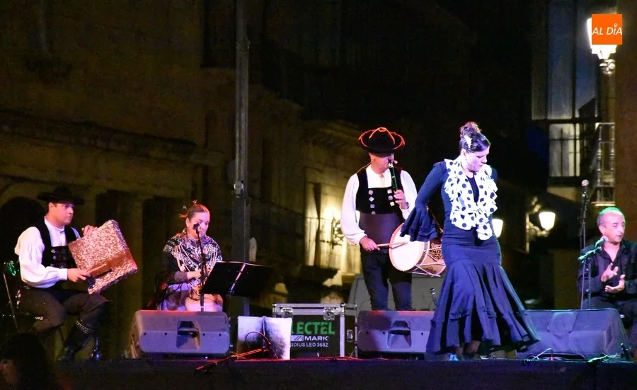 Foto 11 - Las ancestrales m&uacute;sicas charra y gitana &lsquo;casan&rsquo; en una Plaza Mayor con gran ambiente