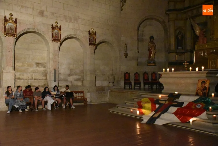 Foto 4 - Parte hacia la JMJ una expedici&oacute;n de 58 personas tras un acto de env&iacute;o en plena madrugada