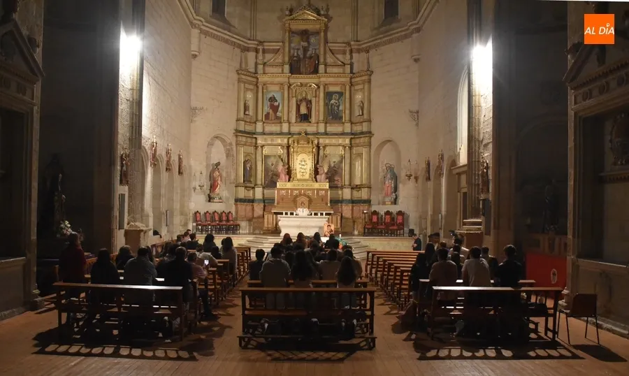 Foto 6 - Parte hacia la JMJ una expedici&oacute;n de 58 personas tras un acto de env&iacute;o en plena madrugada
