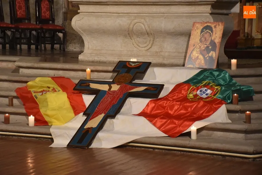 Foto 10 - Parte hacia la JMJ una expedici&oacute;n de 58 personas tras un acto de env&iacute;o en plena madrugada