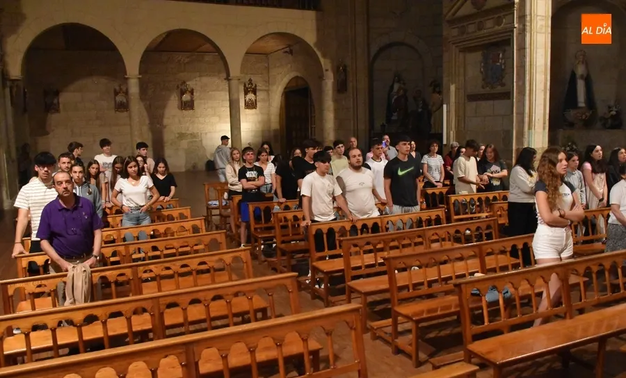 Foto 11 - Parte hacia la JMJ una expedici&oacute;n de 58 personas tras un acto de env&iacute;o en plena madrugada