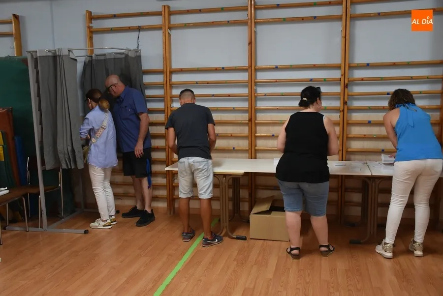 Foto 8 - Preparadas las mesas electorales, que tendr&aacute;n cerca neveras con agua fresca