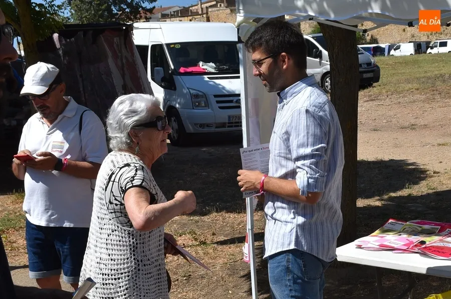 Foto 2 - Sumar se estrena en Ciudad Rodrigo en el 2&ordm; y &uacute;ltimo mercadillo electoral