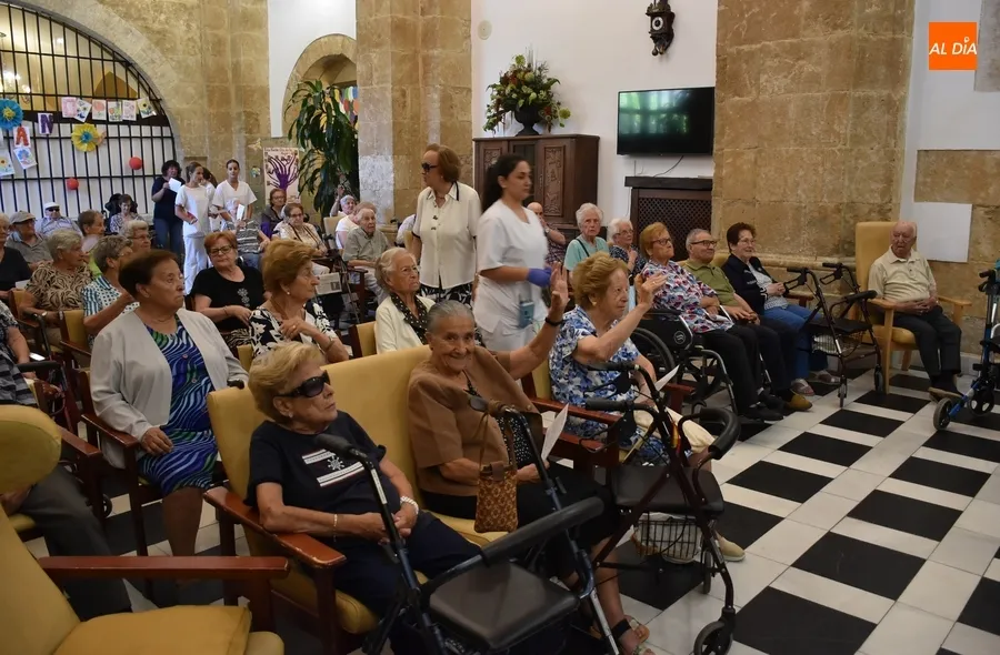 Foto 2 - Obispo T&eacute;llez festeja por todo lo alto el D&iacute;a de los Abuelos