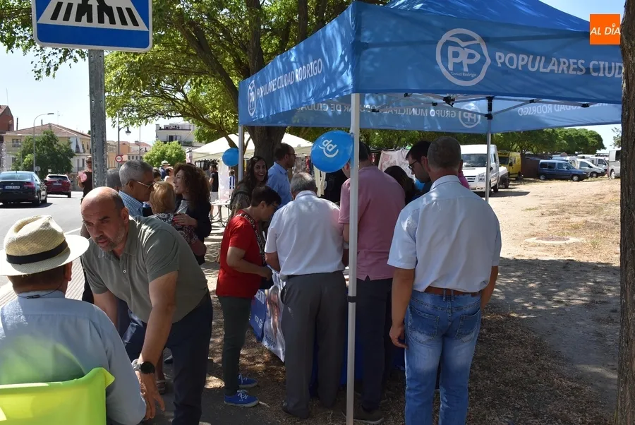 Foto 5 - Sumar se estrena en Ciudad Rodrigo en el 2&ordm; y &uacute;ltimo mercadillo electoral