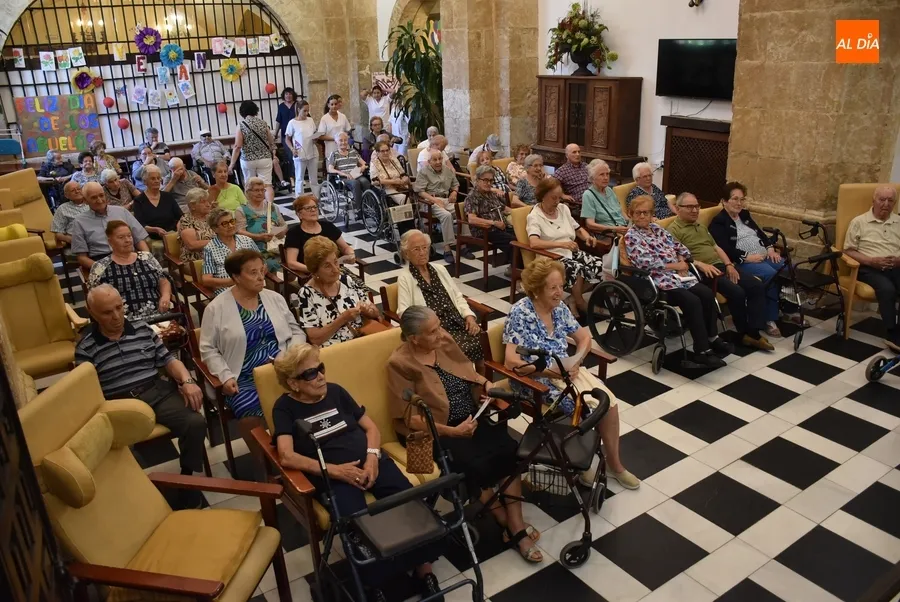 Foto 4 - Obispo T&eacute;llez festeja por todo lo alto el D&iacute;a de los Abuelos