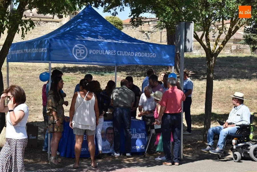 Foto 8 - Sumar se estrena en Ciudad Rodrigo en el 2&ordm; y &uacute;ltimo mercadillo electoral