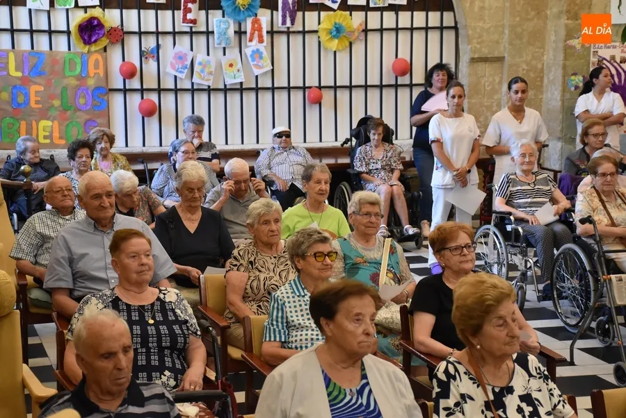 Foto 5 - Obispo T&eacute;llez festeja por todo lo alto el D&iacute;a de los Abuelos