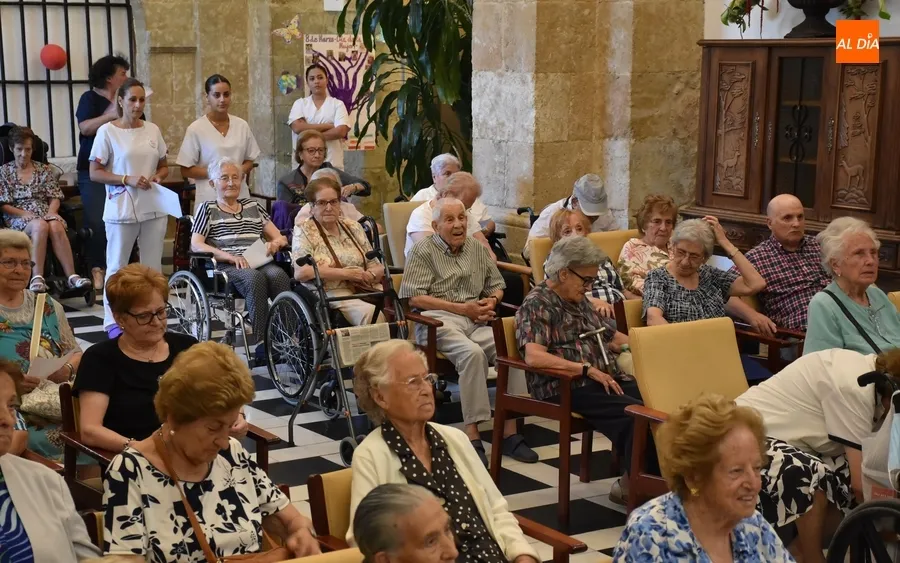 Foto 6 - Obispo T&eacute;llez festeja por todo lo alto el D&iacute;a de los Abuelos
