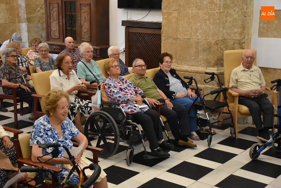 Foto 8 - Obispo T&eacute;llez festeja por todo lo alto el D&iacute;a de los Abuelos