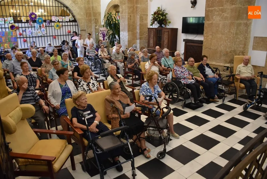 Foto 9 - Obispo T&eacute;llez festeja por todo lo alto el D&iacute;a de los Abuelos