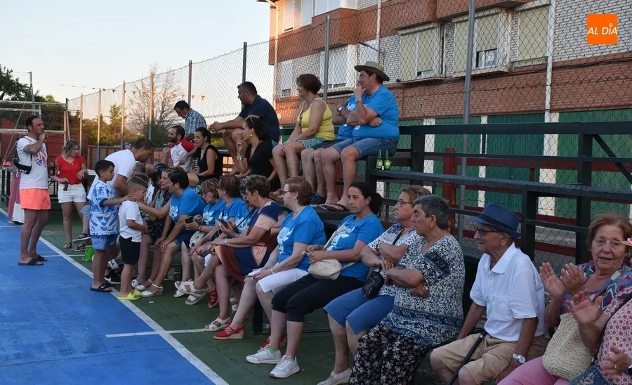 Foto 2 - Los vecinos del Barrio Nuevo gastan sus &uacute;ltimos cartuchos de energ&iacute;a con las Zumba Sisters