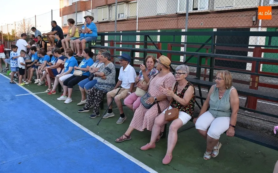 Foto 3 - Los vecinos del Barrio Nuevo gastan sus &uacute;ltimos cartuchos de energ&iacute;a con las Zumba Sisters