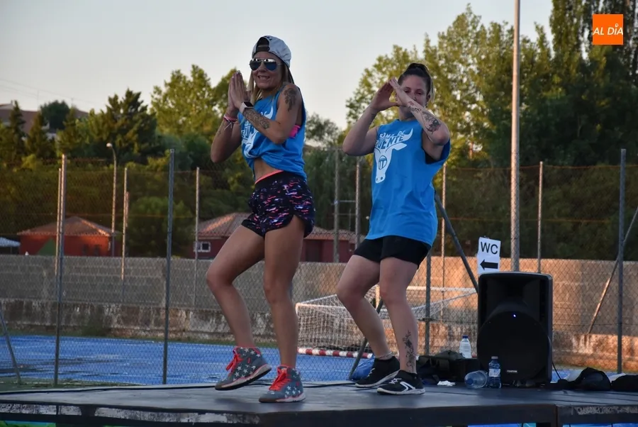 Foto 4 - Los vecinos del Barrio Nuevo gastan sus &uacute;ltimos cartuchos de energ&iacute;a con las Zumba Sisters