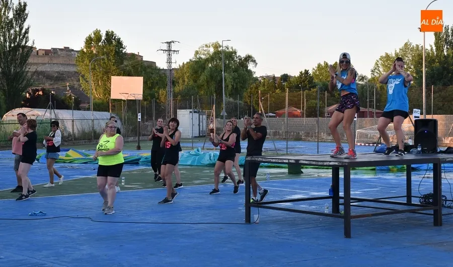 Foto 5 - Los vecinos del Barrio Nuevo gastan sus &uacute;ltimos cartuchos de energ&iacute;a con las Zumba Sisters