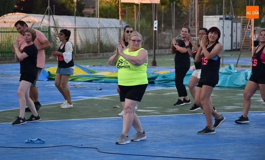 Foto 6 - Los vecinos del Barrio Nuevo gastan sus &uacute;ltimos cartuchos de energ&iacute;a con las Zumba Sisters