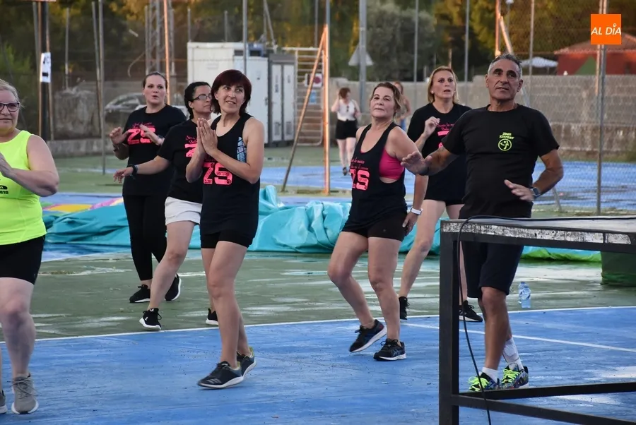 Foto 7 - Los vecinos del Barrio Nuevo gastan sus &uacute;ltimos cartuchos de energ&iacute;a con las Zumba Sisters