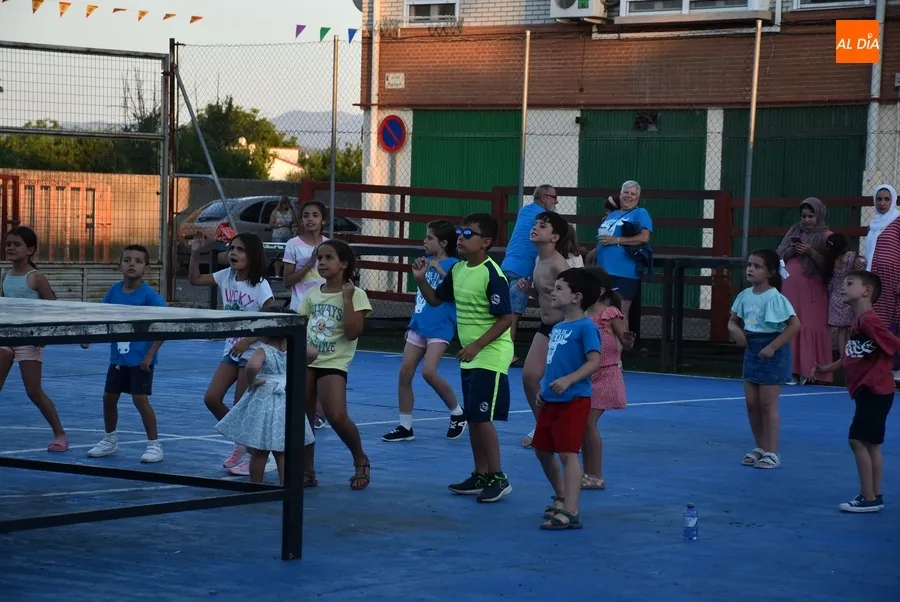 Foto 8 - Los vecinos del Barrio Nuevo gastan sus &uacute;ltimos cartuchos de energ&iacute;a con las Zumba Sisters