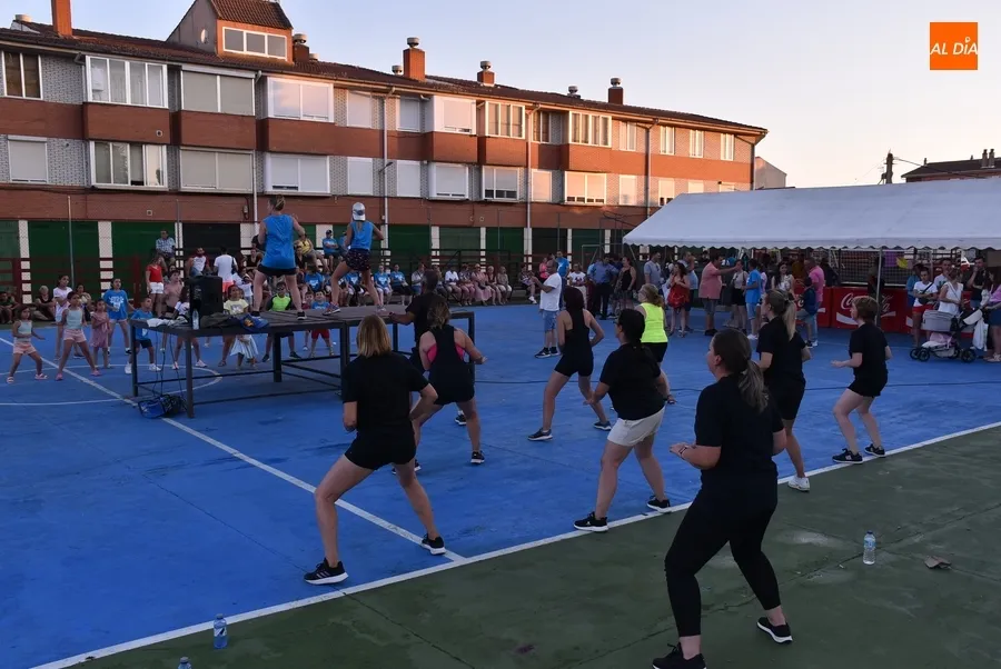 Foto 9 - Los vecinos del Barrio Nuevo gastan sus &uacute;ltimos cartuchos de energ&iacute;a con las Zumba Sisters