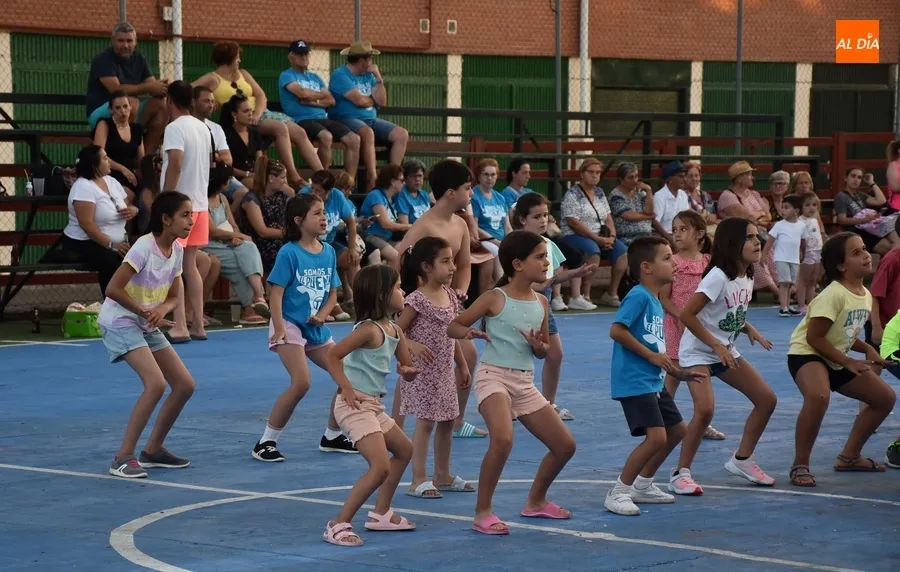Foto 10 - Los vecinos del Barrio Nuevo gastan sus &uacute;ltimos cartuchos de energ&iacute;a con las Zumba Sisters