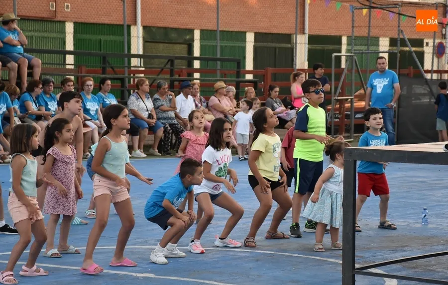Foto 11 - Los vecinos del Barrio Nuevo gastan sus &uacute;ltimos cartuchos de energ&iacute;a con las Zumba Sisters