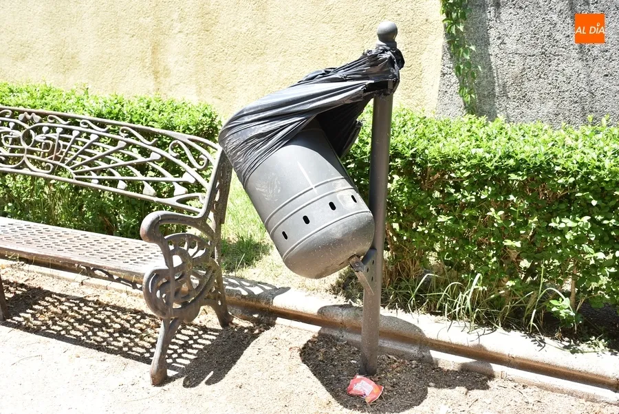 Foto 2 - Destrozadas la mayor&iacute;a de las papeleras del Camino de las Higueras