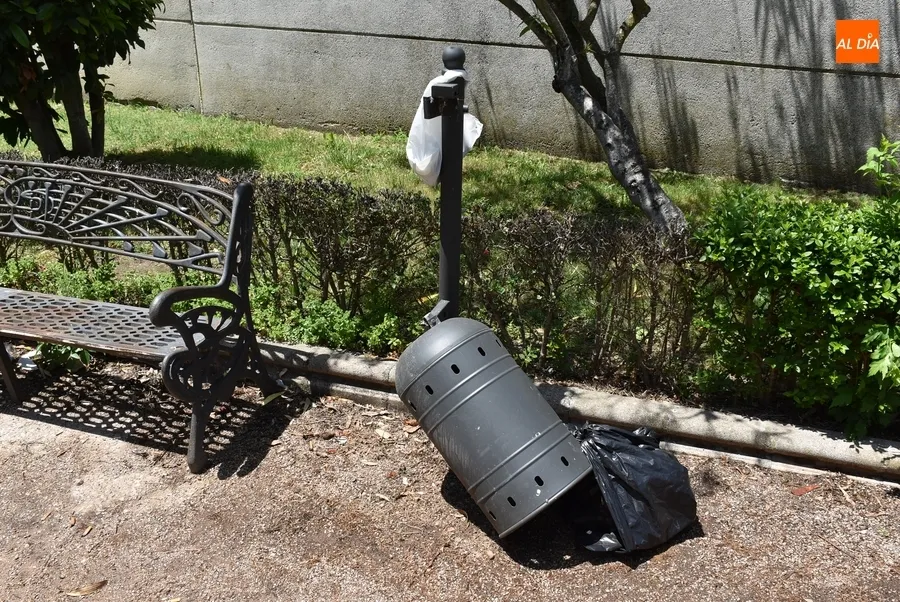 Foto 3 - Destrozadas la mayor&iacute;a de las papeleras del Camino de las Higueras