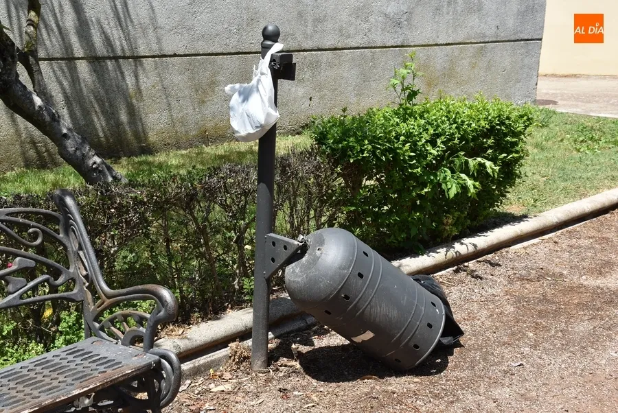 Foto 4 - Destrozadas la mayor&iacute;a de las papeleras del Camino de las Higueras