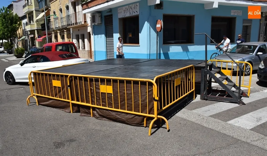 Foto 6 - El Martes Chico saca a las calles barras, ca&ntilde;eros, vallas y un escenario para el preg&oacute;n
