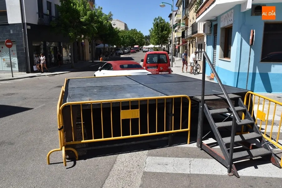 Foto 5 - El Martes Chico saca a las calles barras, ca&ntilde;eros, vallas y un escenario para el preg&oacute;n