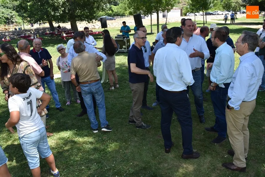 Foto 2 - El PP da el pistoletazo a las Generales en Ciudad Rodrigo con un encuentro en la Alameda