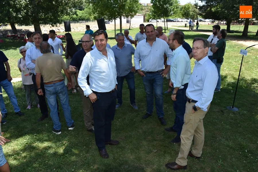 Foto 3 - El PP da el pistoletazo a las Generales en Ciudad Rodrigo con un encuentro en la Alameda