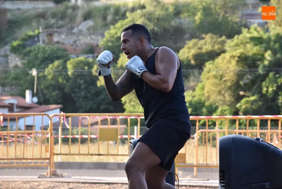 Foto 7 - La Alameda vive una sesi&oacute;n de fight combat gracias a Instinto Deportivo