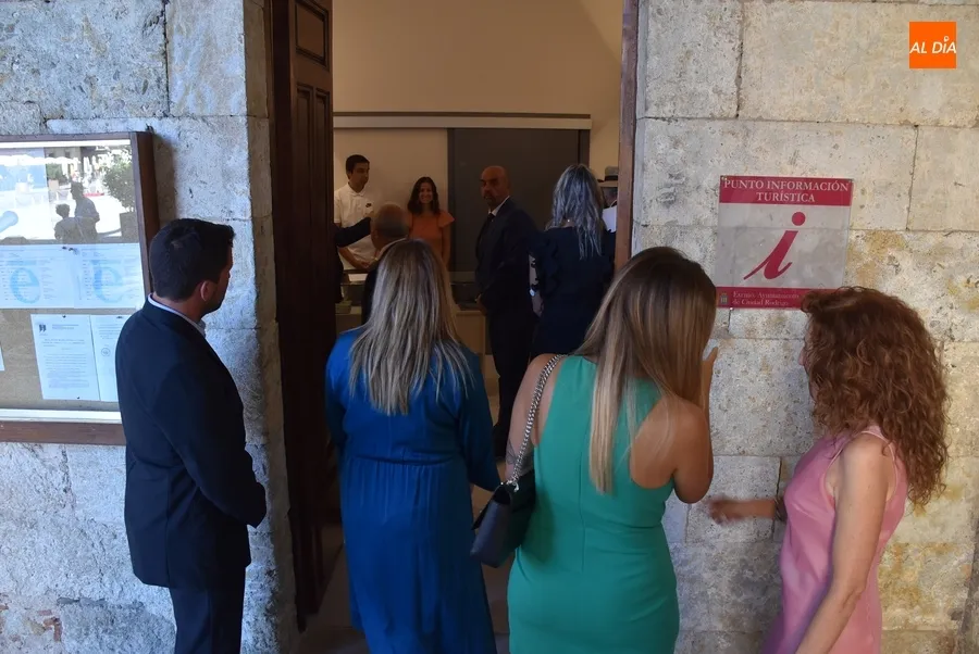 Foto 3 - La Oficina de Turismo regresa a los bajos de la Casa Consistorial