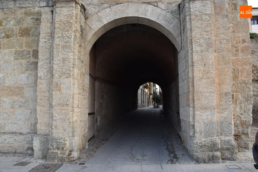 Foto 2 - Reabierta al tr&aacute;fico la b&oacute;veda de la Puerta del Conde