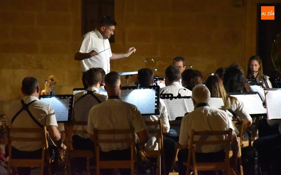 Foto 3 - La Banda de M&uacute;sica cambia de ubicaci&oacute;n veraniega con un ampl&iacute;simo respaldo