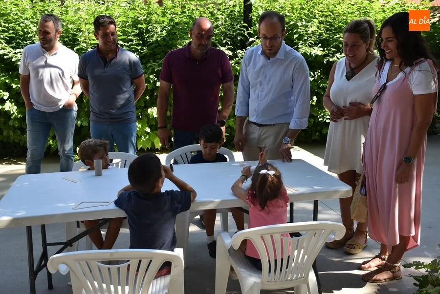 Foto 2 - El Equipo de Gobierno visita el Campamento Urbano, con Amelia Earhart como 1&ordf; protagonista