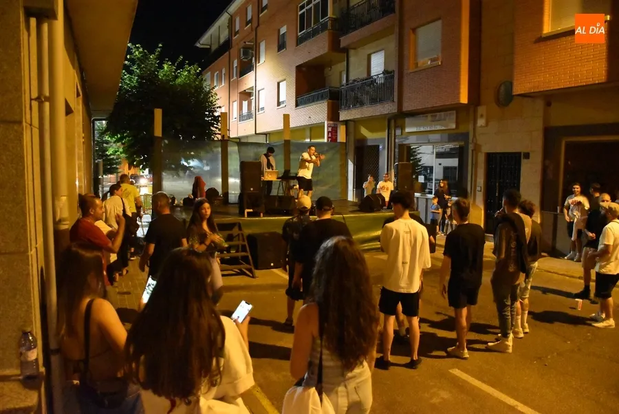 Foto 10 - Santa Ana arranca con un gran esp&iacute;ritu joven sus fiestas veraniegas