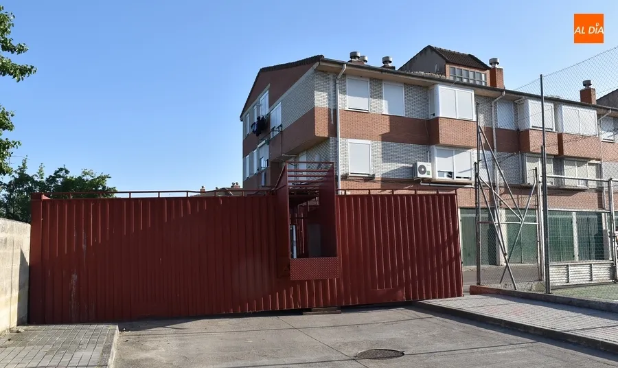 Foto 2 - Empleados municipales dejan a punto el Barrio Nuevo para la cita taurina del s&aacute;bado