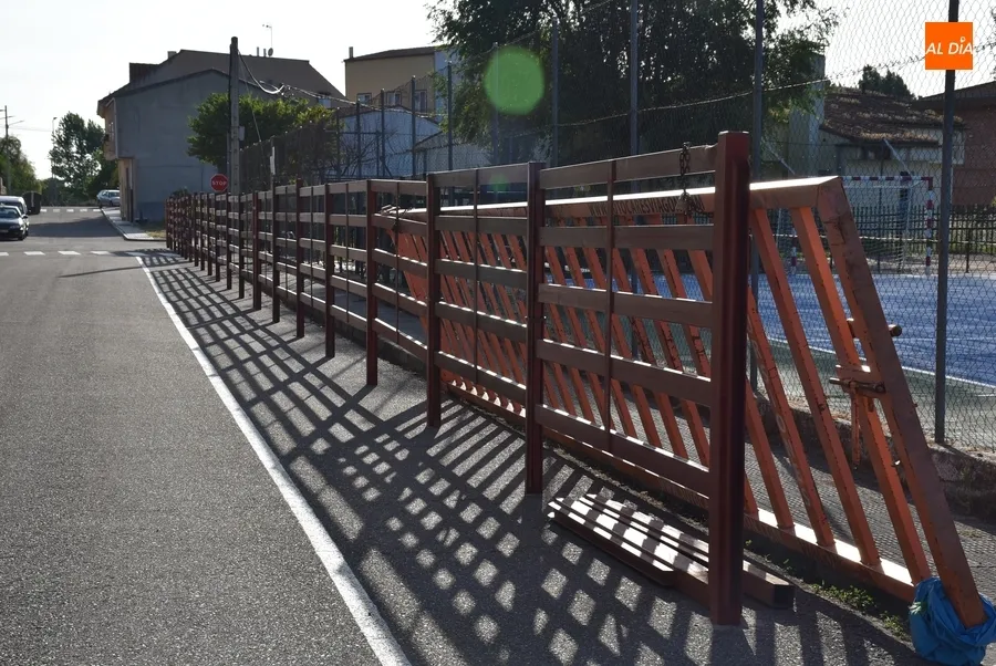 Foto 3 - Empleados municipales dejan a punto el Barrio Nuevo para la cita taurina del s&aacute;bado