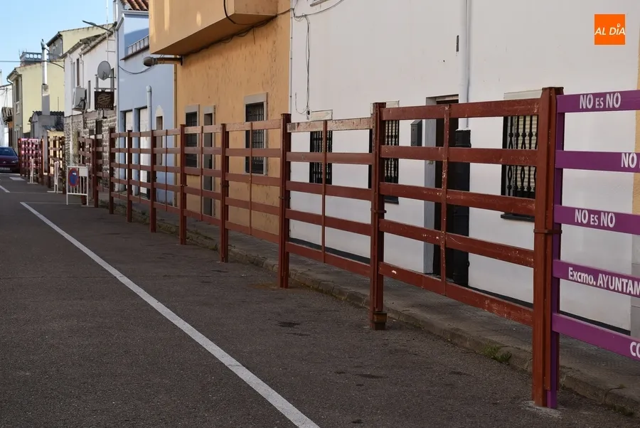 Foto 4 - Empleados municipales dejan a punto el Barrio Nuevo para la cita taurina del s&aacute;bado