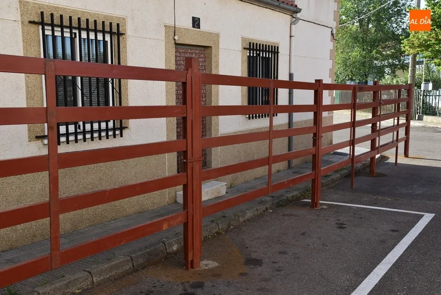 Foto 5 - Empleados municipales dejan a punto el Barrio Nuevo para la cita taurina del s&aacute;bado