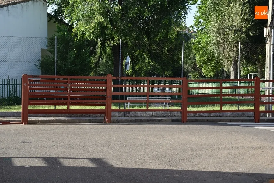 Foto 6 - Empleados municipales dejan a punto el Barrio Nuevo para la cita taurina del s&aacute;bado