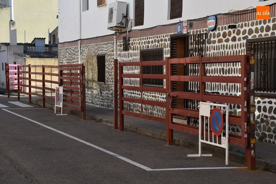 Foto 7 - Empleados municipales dejan a punto el Barrio Nuevo para la cita taurina del s&aacute;bado